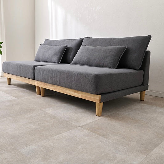 座面が広い2人掛けのソファが並んで置かれている様子