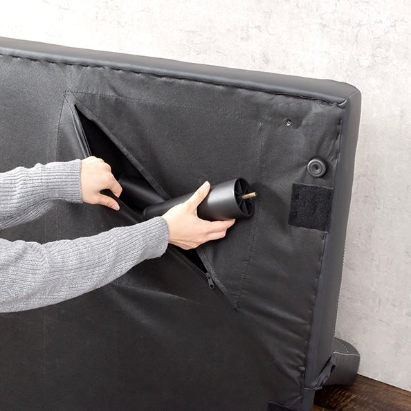 4wayで使えるリクライニング式のソファベッドの脚を収納している様子