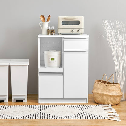 ホワイトのキッチンボードに調理器具やストック品が収納されている様子