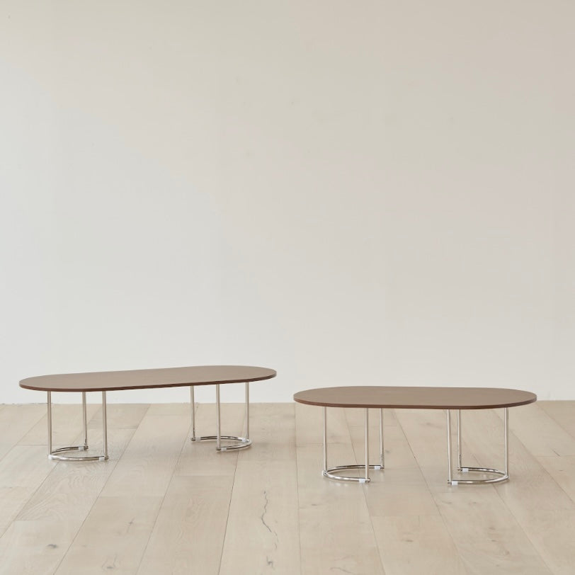 ウッド天板の楕円形のローテーブルが二つ並んでいる様子