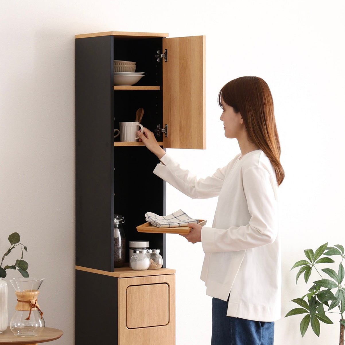 食器棚とゴミ箱が一体になったスリムなキチンラック