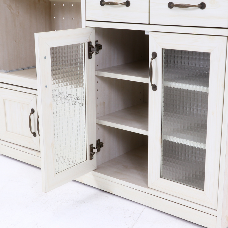 キッチンカウンター下段の収納棚を写している様子