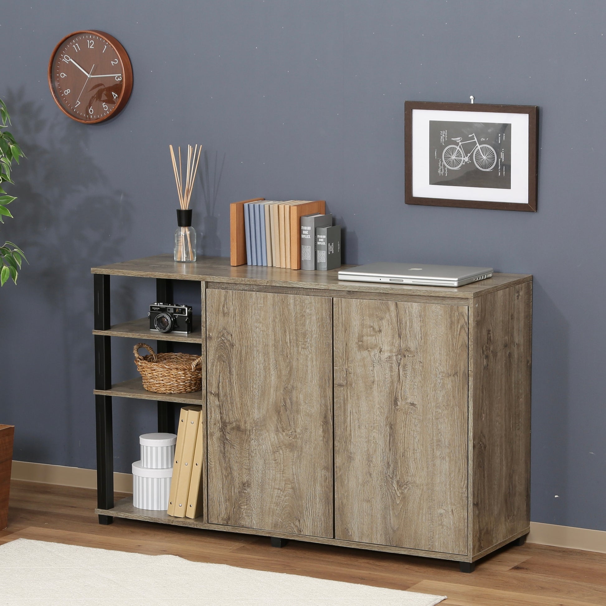 オープンラックが一体になった、ウッド素材のキャビネットの上に本やパソコンが置かれている様子