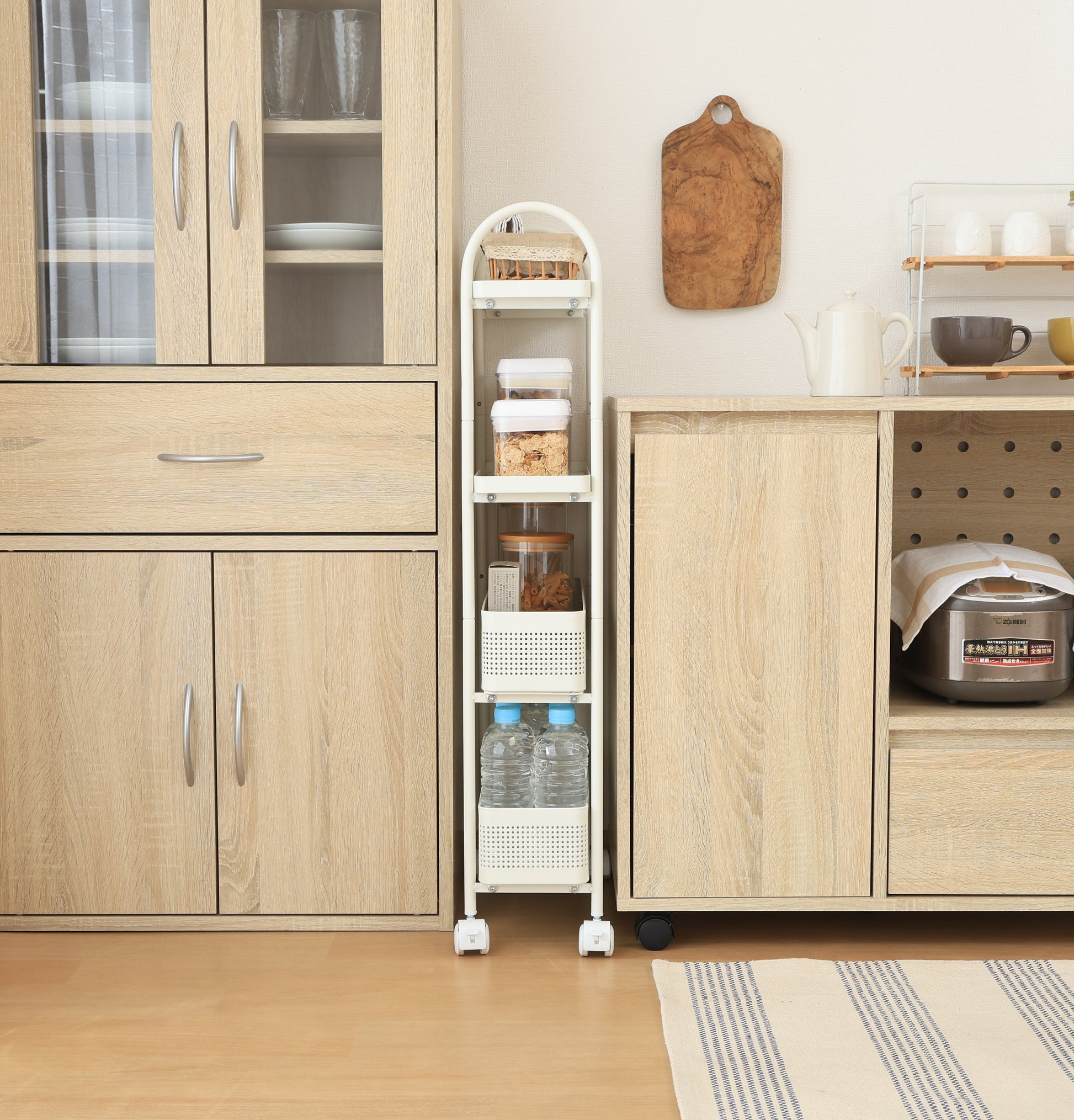 隙間収納スライドワゴンの白い多段式スチールフレームと穴あきプラスチックバスケットの収納ラック