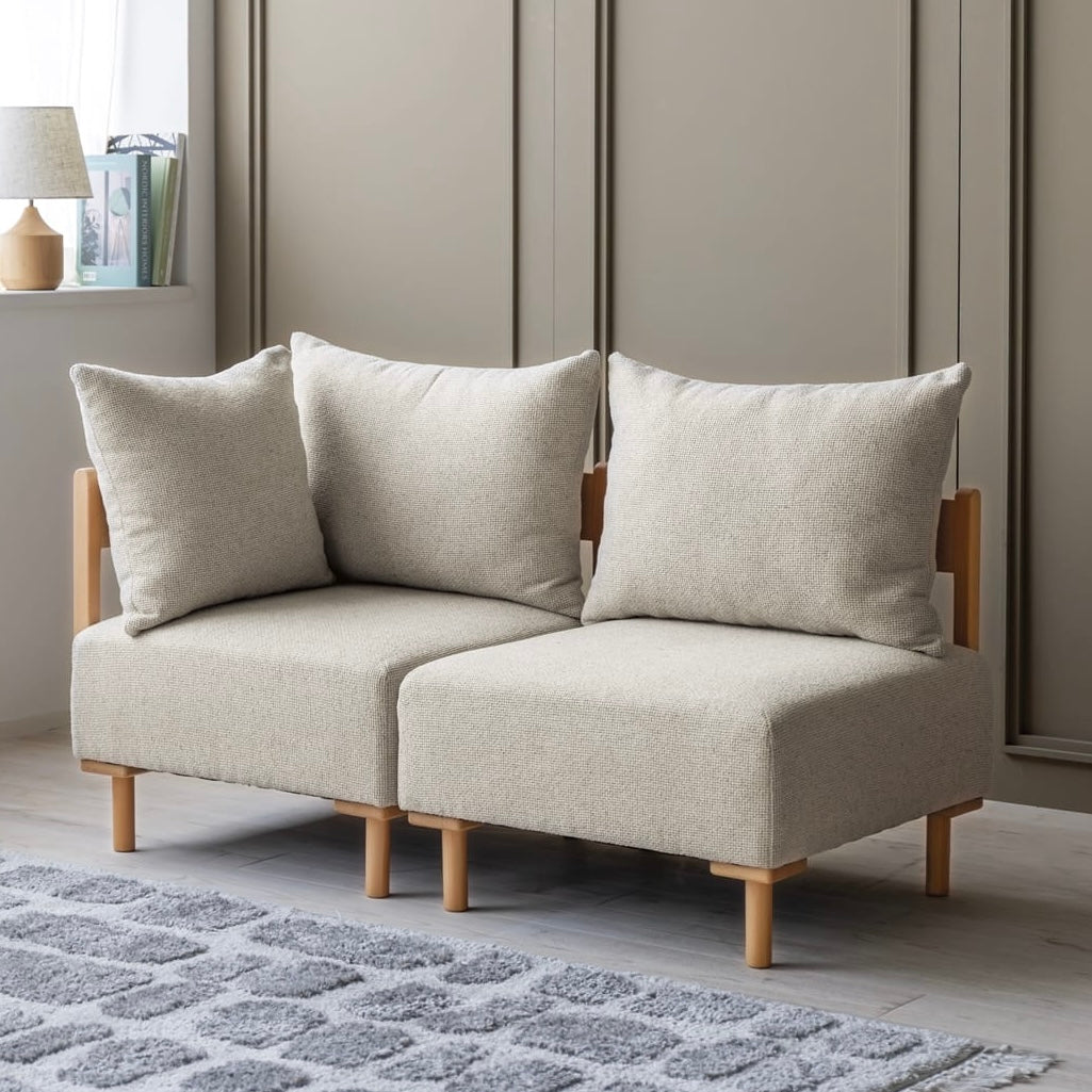 木製フレームのベージュのソファ