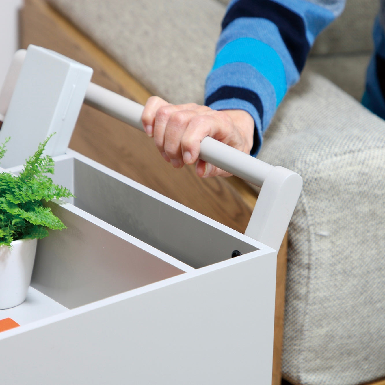 引き出しがたくさんついたグレーのワゴンのハンドル部分