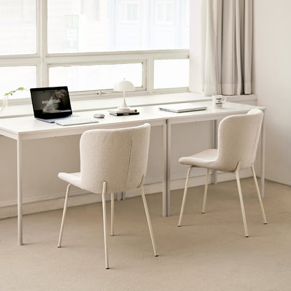 Roomnhomeのクリーム色の布張りチェアで細い金属脚が特徴のブランファブリックチェアです。