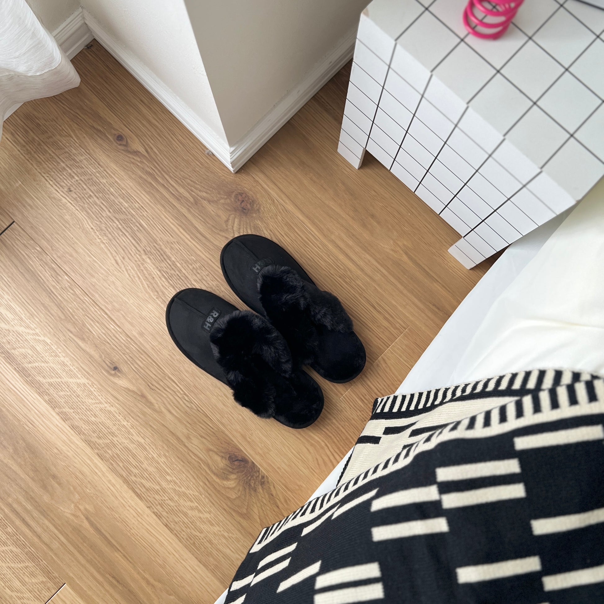 ブラックのムートン調のファースリッパ