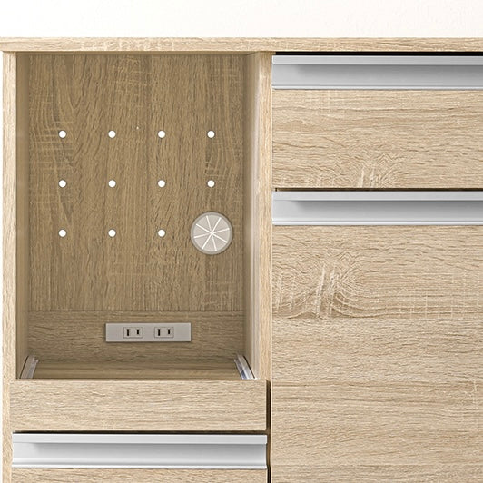 ナチュラルのキッチンボードに通気口とコード穴と2口コンセントがついている様子