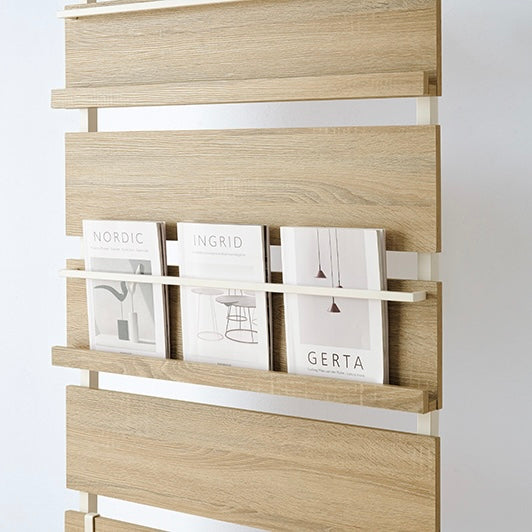 ナチュラルの突っ張りディスプレイラックに雑誌を置いている様子