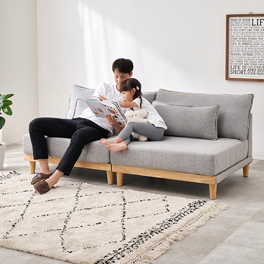 座面が広い2人掛けのソファに親子が座っている様子