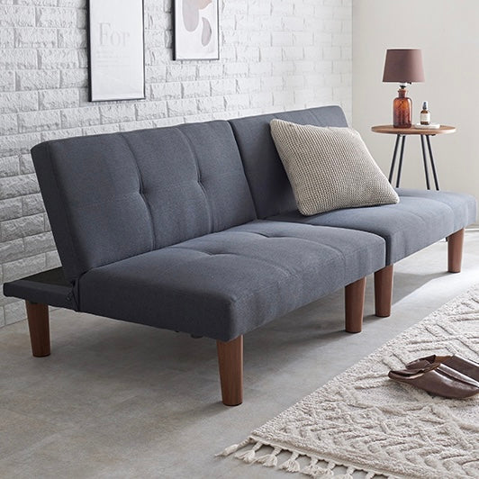 4wayで使えるリクライニング式のソファベッドがリビングに置かれている様子