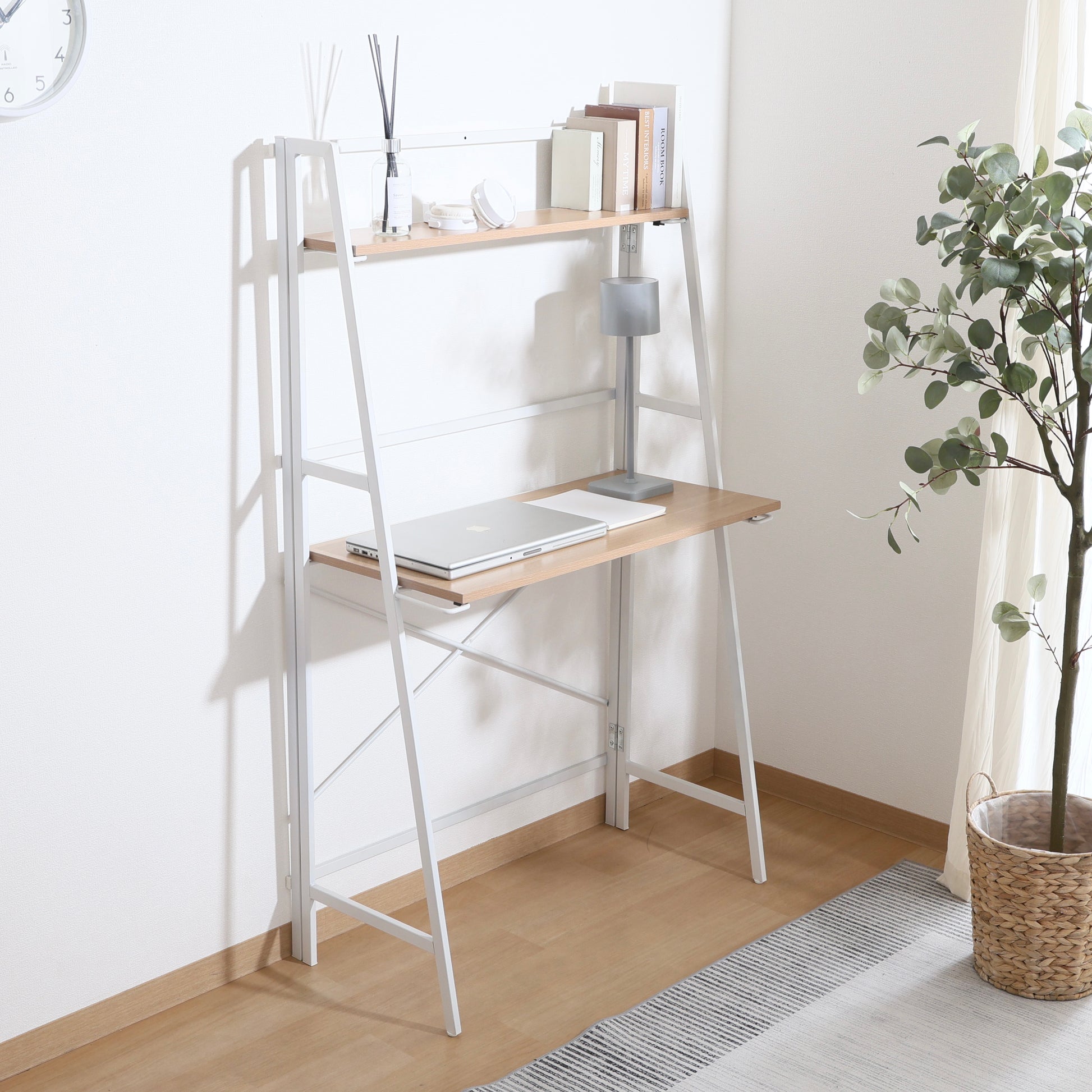 収納棚が付いた折りたたみ式のデスクが置かれている様子