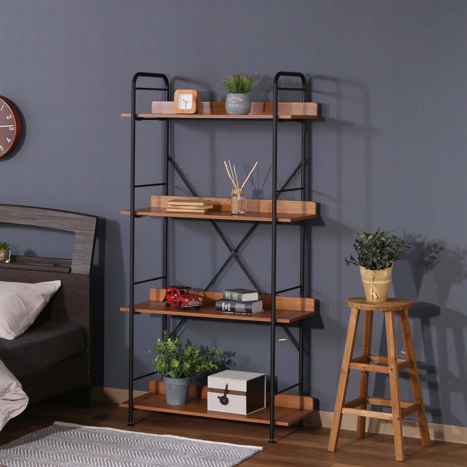 ウッド素材とブラックフレームの4段のオープンシェルフがベッド横に置かれている様子