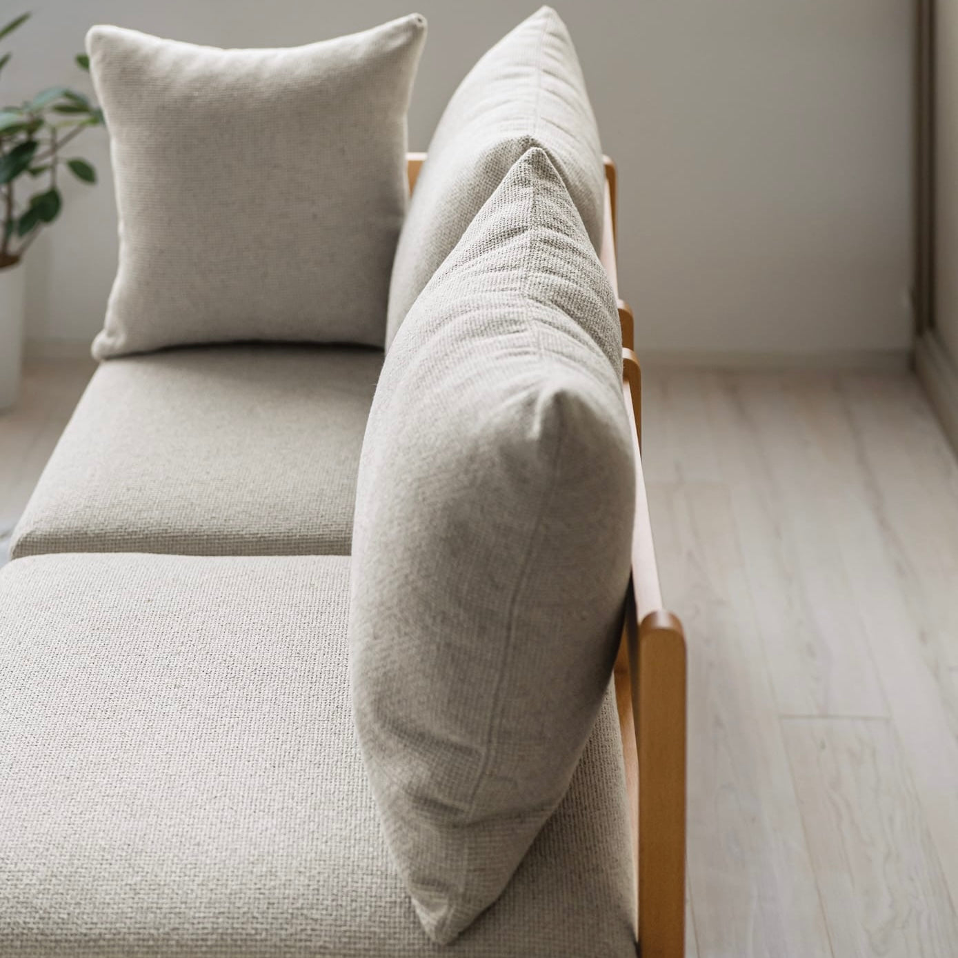 木製フレームのベージュのソファ