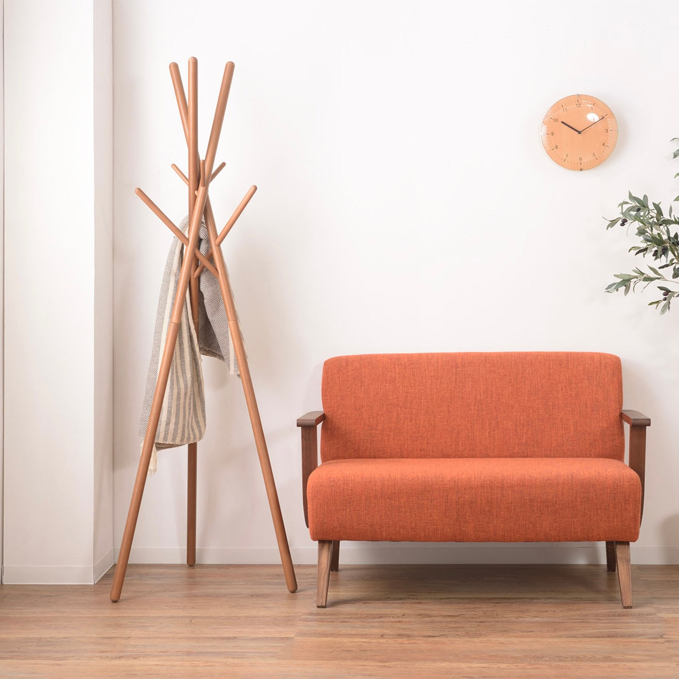 木の枝が交差したようなデザインのハンガーラックにブランケットが掛けられている