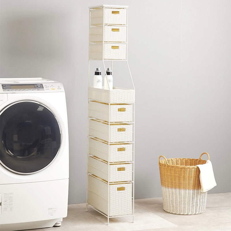 幅20cmの白いプラスチック製隙間収納スリムラックと隣の編み込み風バスケット