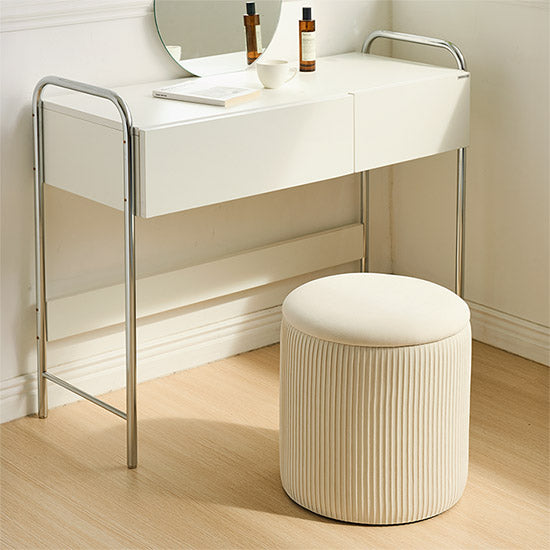 アイボリーの楕円型のプリーツのスツールがドレッサー前に置かれている様子