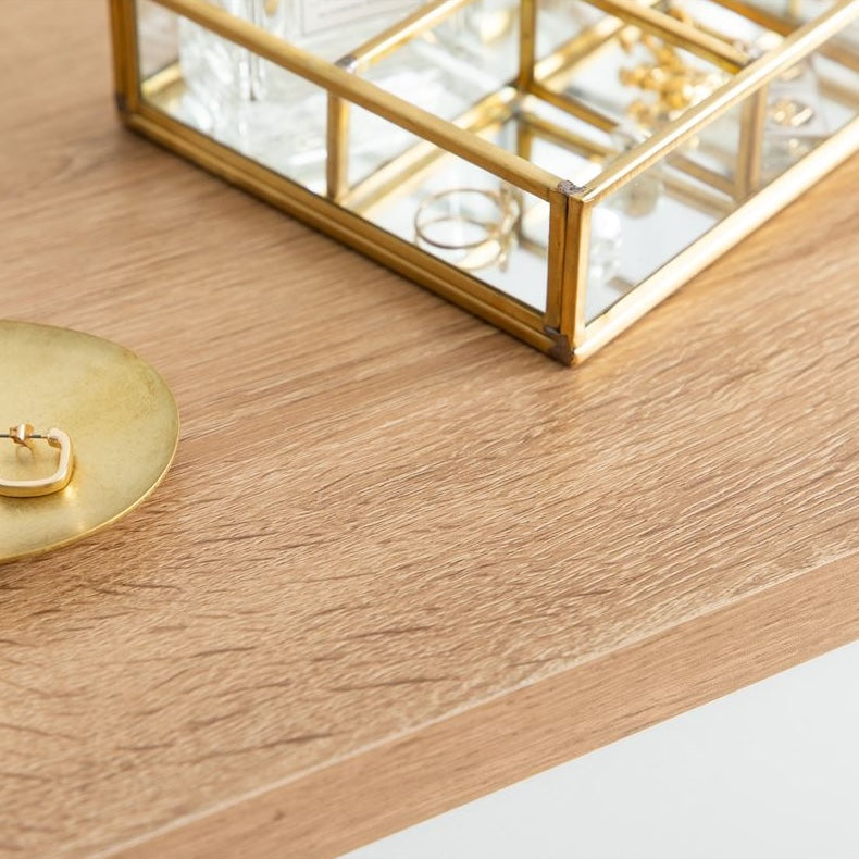 ナチュラルウッドの引き出しが4段のチェストの天板のアップの写真