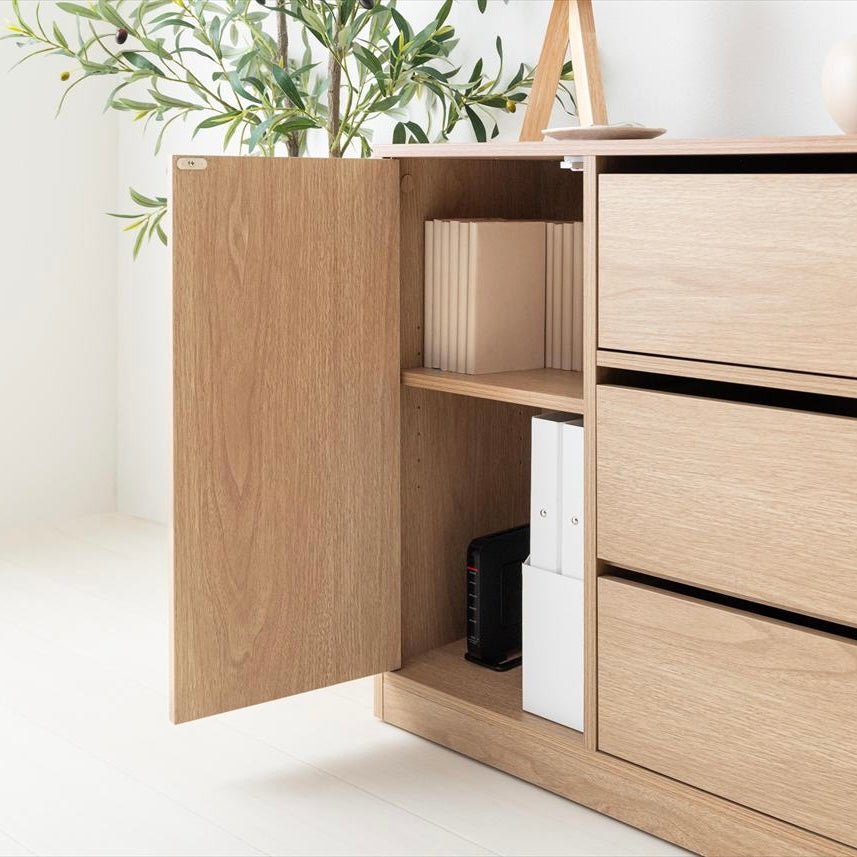 キャスターがついたナチュラルのチェスト