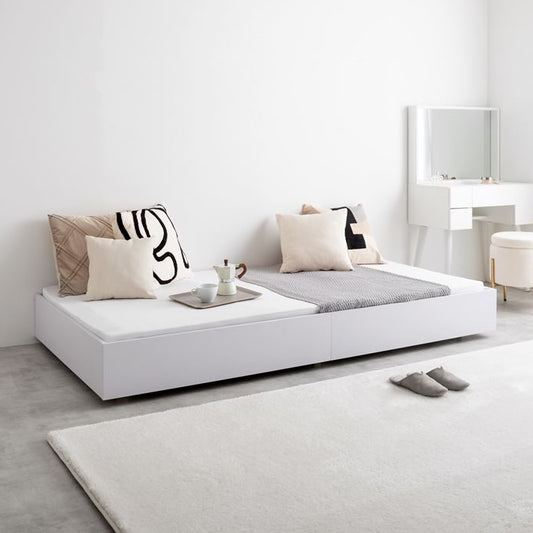 マットレスがズレにくい「ドロップマット構造」の白のローベッドフレームを部屋で使っている