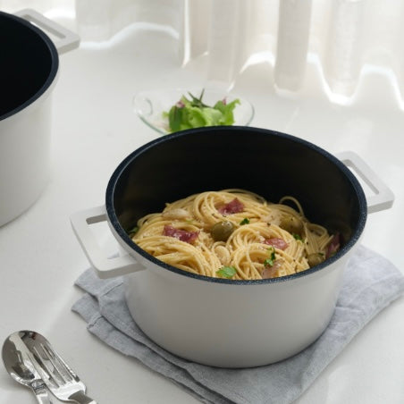 蓋付きの両手鍋の中にパスタが入れられている