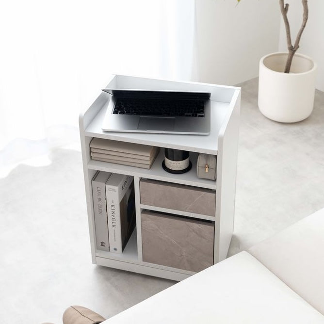 白の4つの収納スペースが付いたサイドテーブルにもなる収納ワゴンが部屋の中に置かれている