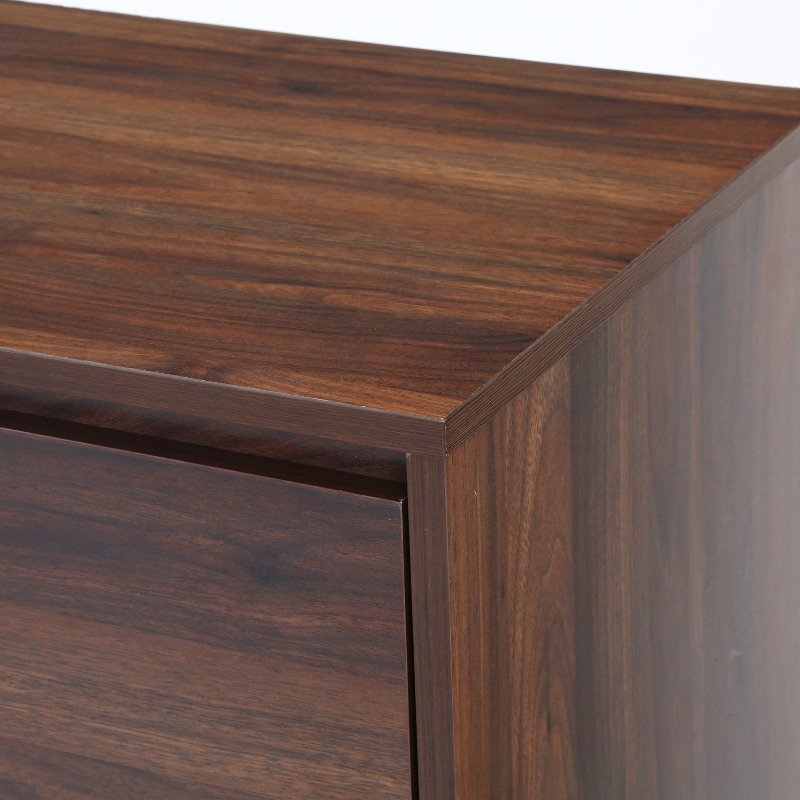 4段チェストウォルナットの上部天板を写している様子