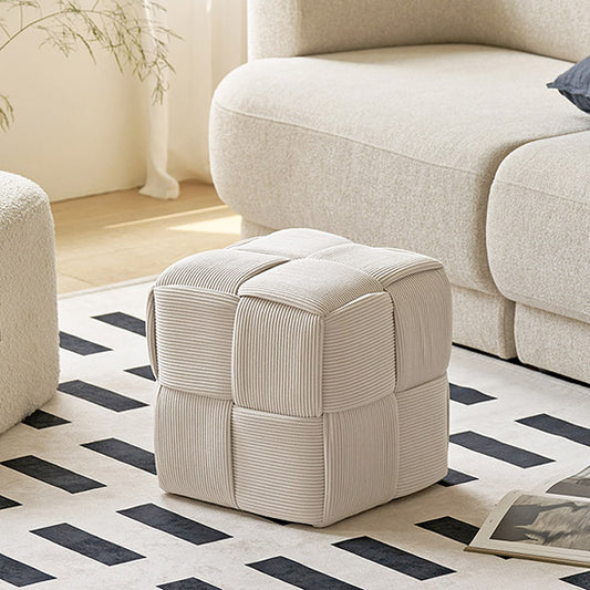 キューブ型のスツールがソファの前に置かれている