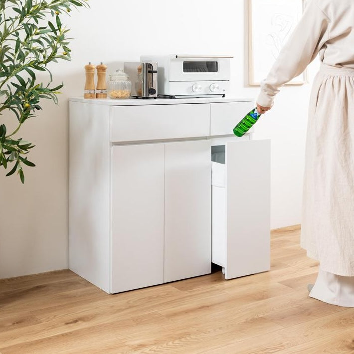 ホワイトのゴミ箱とキッチンボードが一体となった収納家具を置いているキッチン