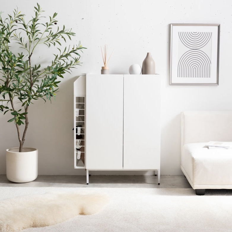 ホワイトのラック付きキャビネットを部屋に置いている様子