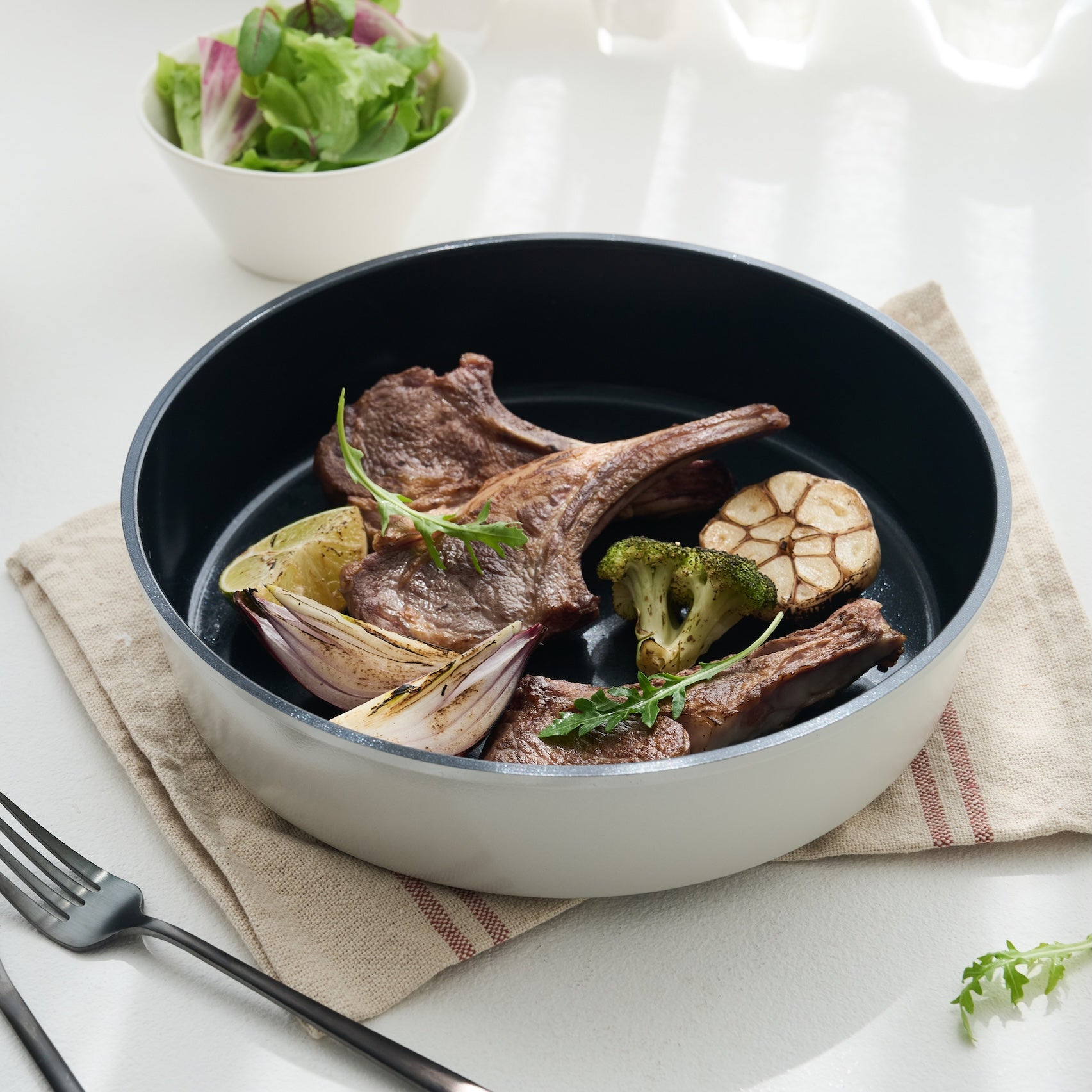 白と黒のモノクロカラーがお洒落な18cm鍋・フライパン・マルチハンドル・鍋蓋をまとめた、毎日の調理に使いやすいセット