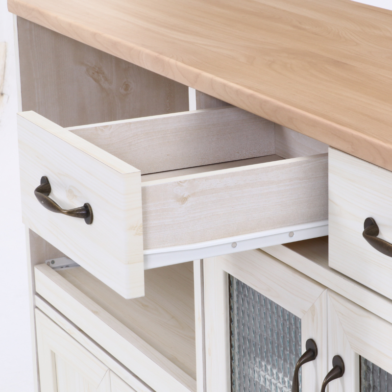 キッチンカウンター上段の引き出し内部を写している様子