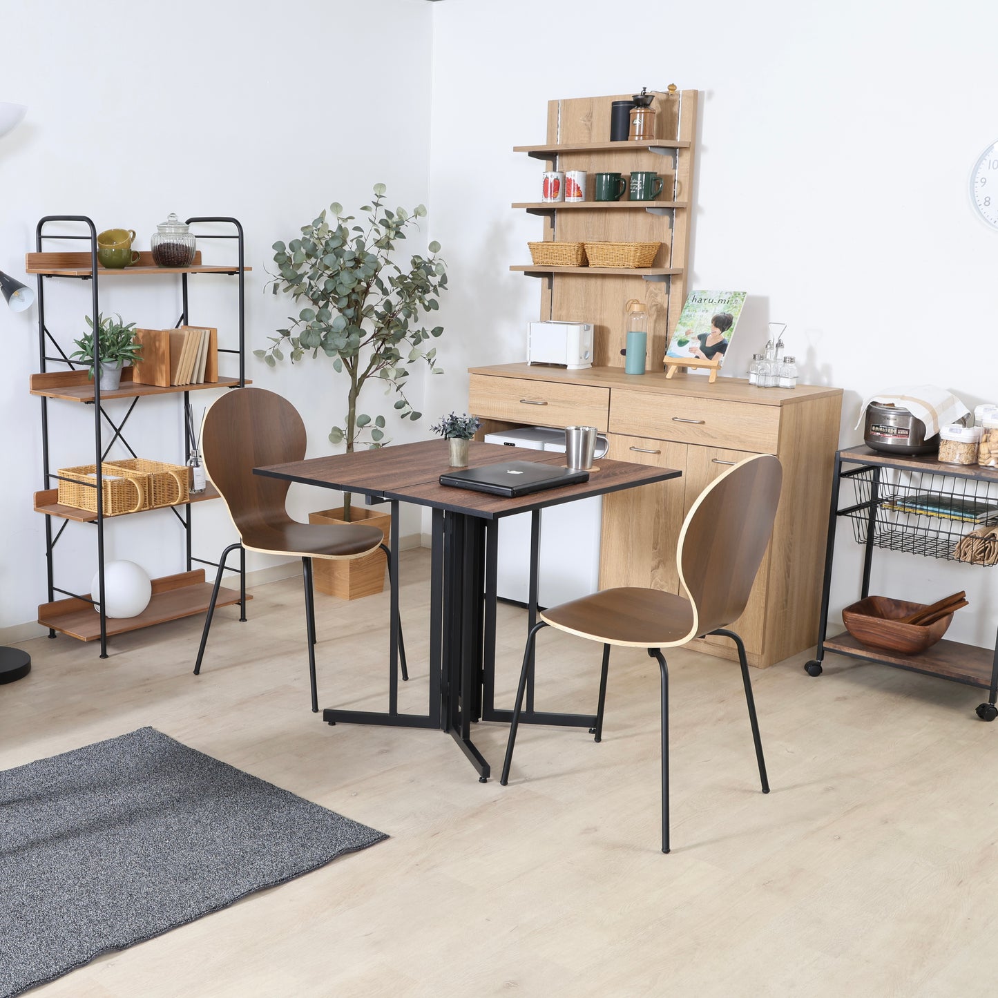 ウッド天板とスチール脚の異素材組み合わせの折りたたみ式のダイニングテーブルが置かれている様子