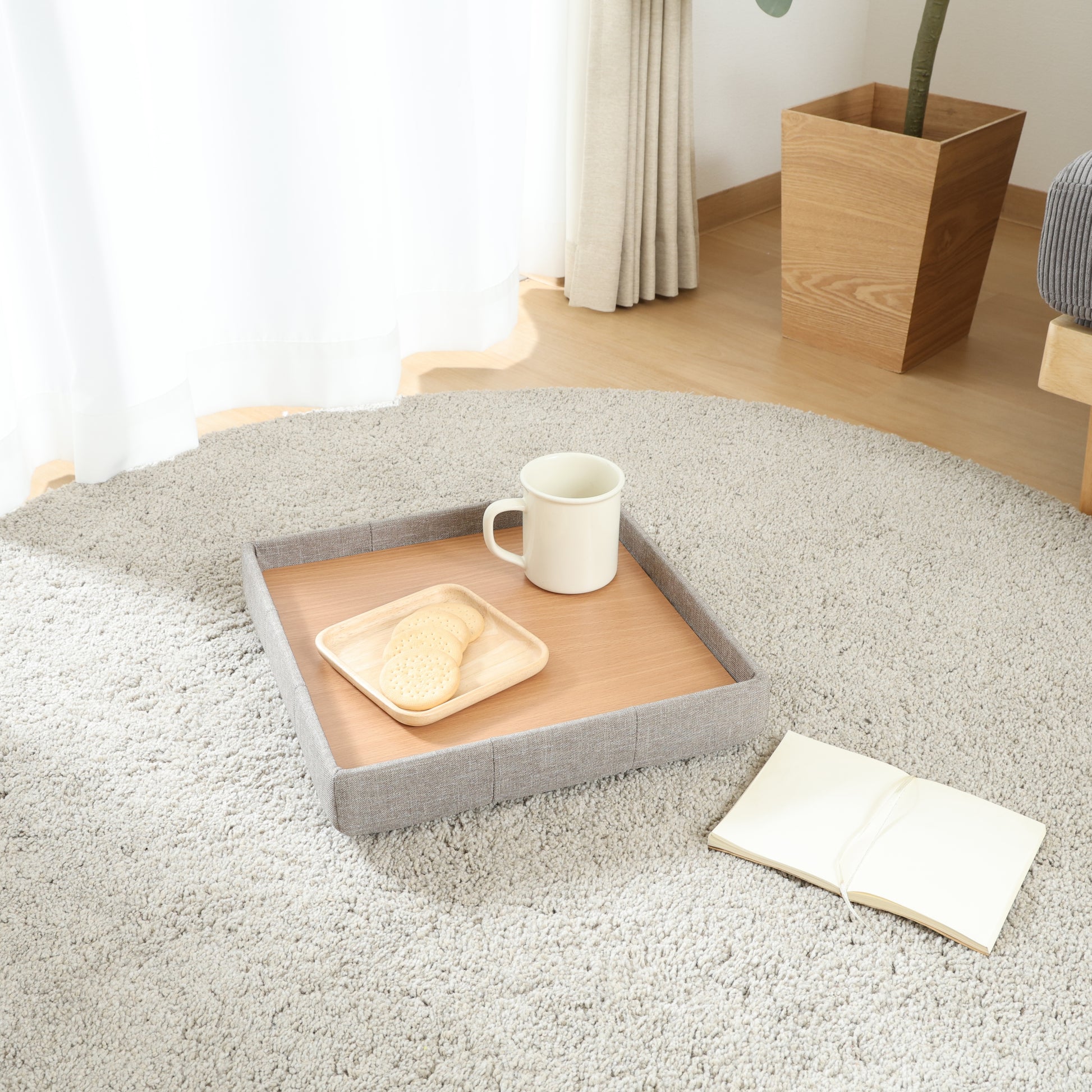 ファブリック素材のスツールの蓋をトレイとして使用している様子