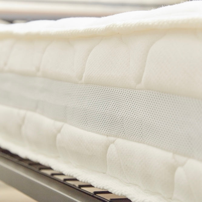 ホワイトのポケットコイルマットレスの側面