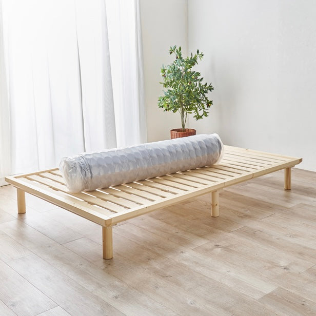 グレーのポケットコイルマットレスが圧縮梱包されてスノコの上に置かれている様子