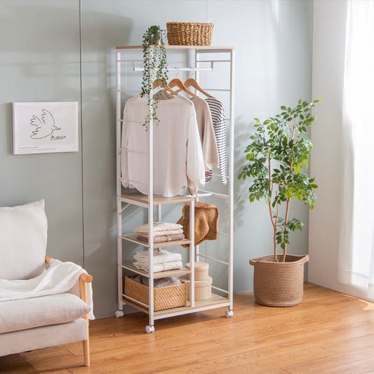 ハンガーラックがついた3段棚つきオープンラックがリビングに置かれている様子