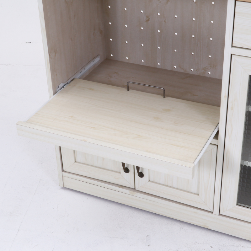 キッチンカウンター上段の引き出し内部を写している様子