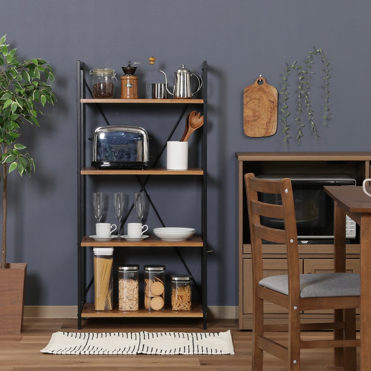 ウッド素材の天板と黒スチールのフレームの4段シェルフがキッチンに置かれている様子