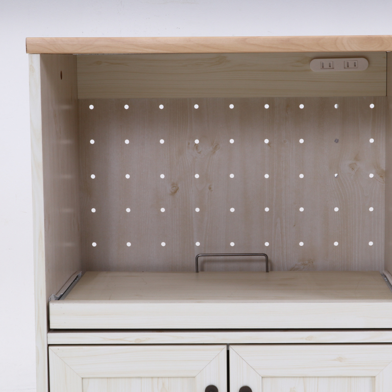 キッチンカウンター上段の収納棚内部を写している様子