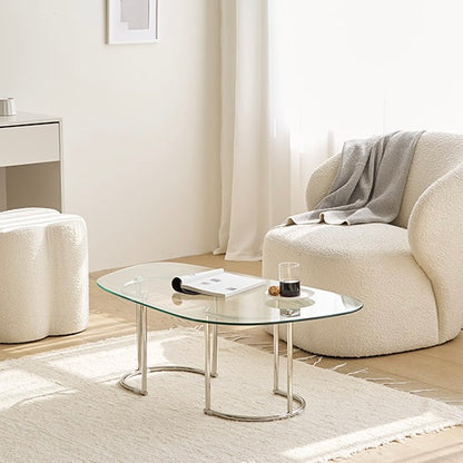 ガラス天板のニュアンスローテーブルがリビングに置かれている様子