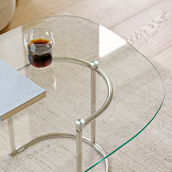 ガラス天板のニュアンスローテーブルがリビングに置かれている様子