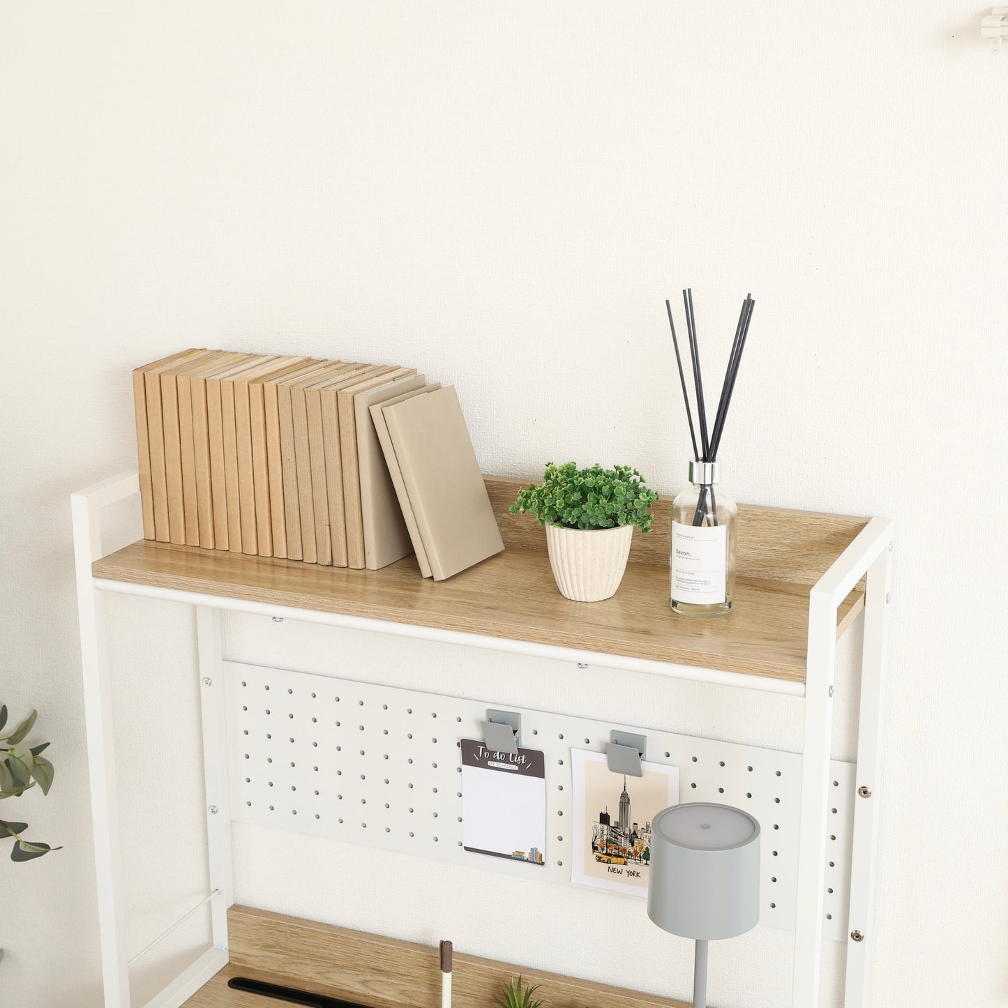 天板が折りたためる収納棚が付いたデスクに本が置かれている様子