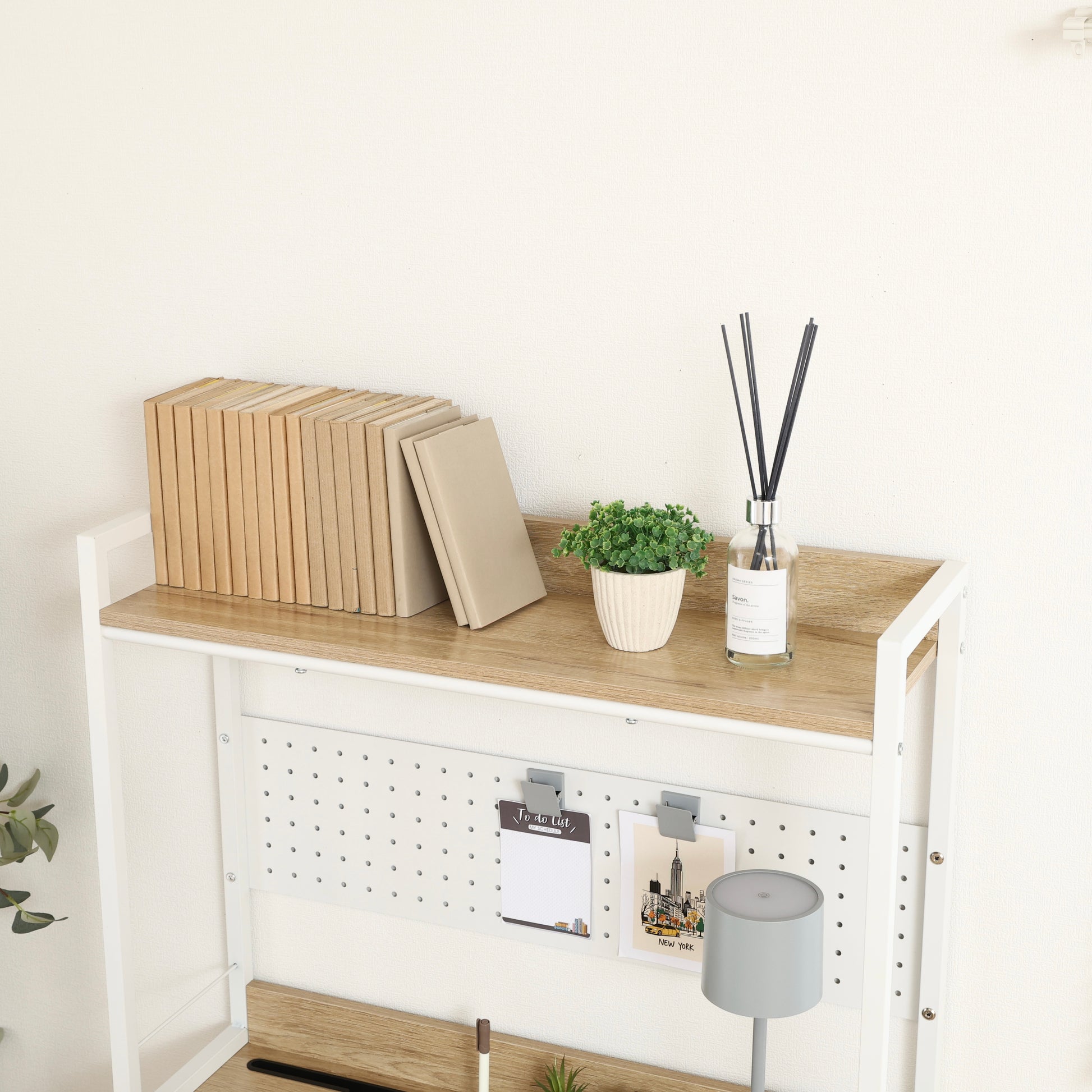 天板が折りたためる収納棚が付いたデスクに本が置かれている様子