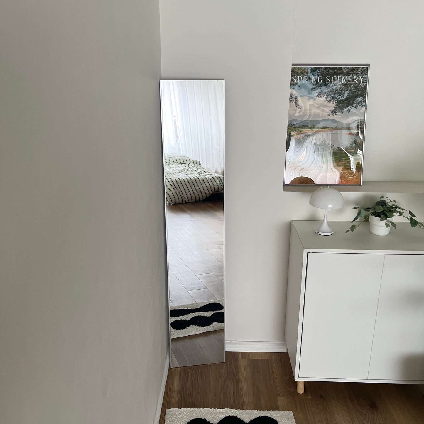 部屋の角に全身鏡を置いている様子