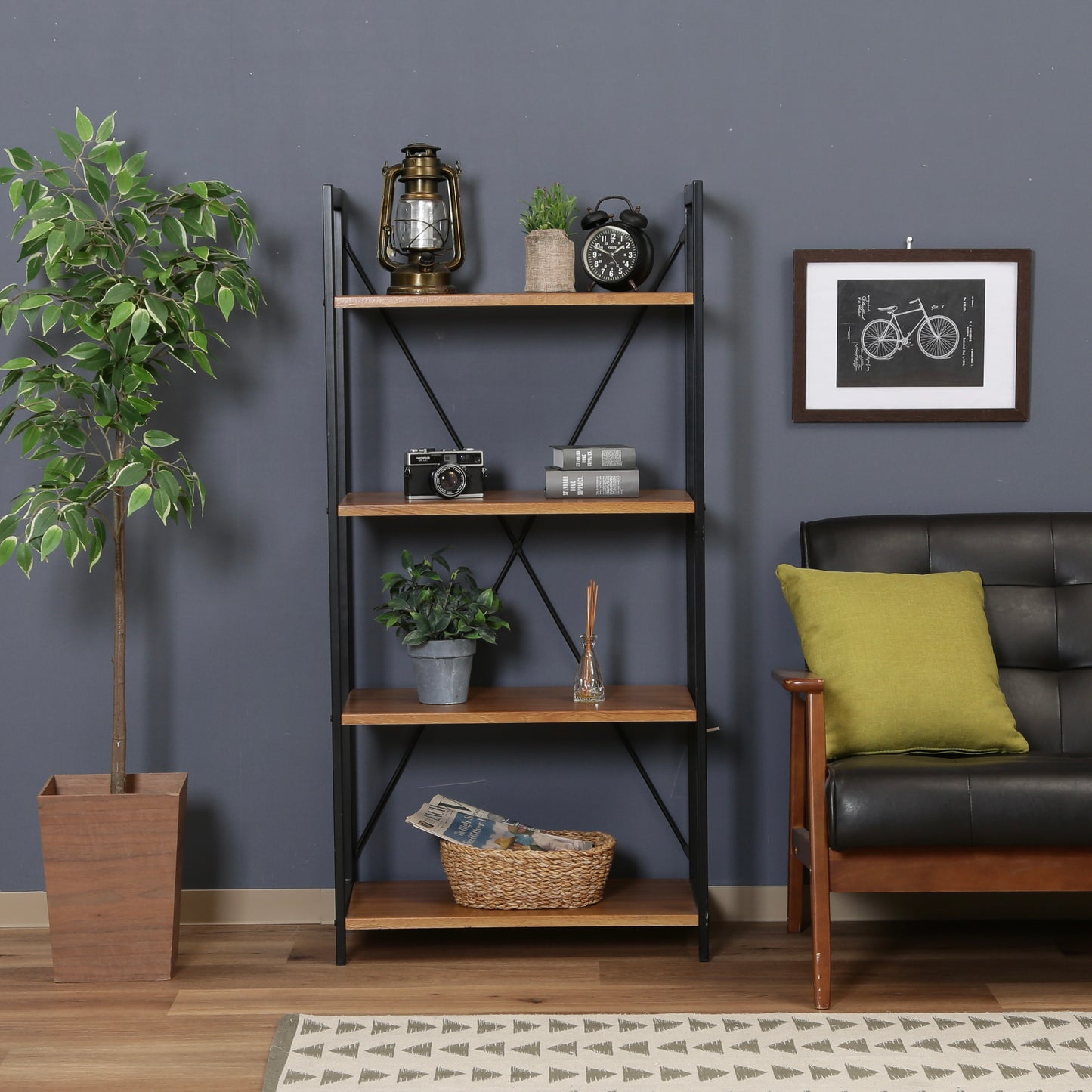 ウッド素材の天板と黒スチールのフレームの4段シェルフがソファ横に置かれている様子