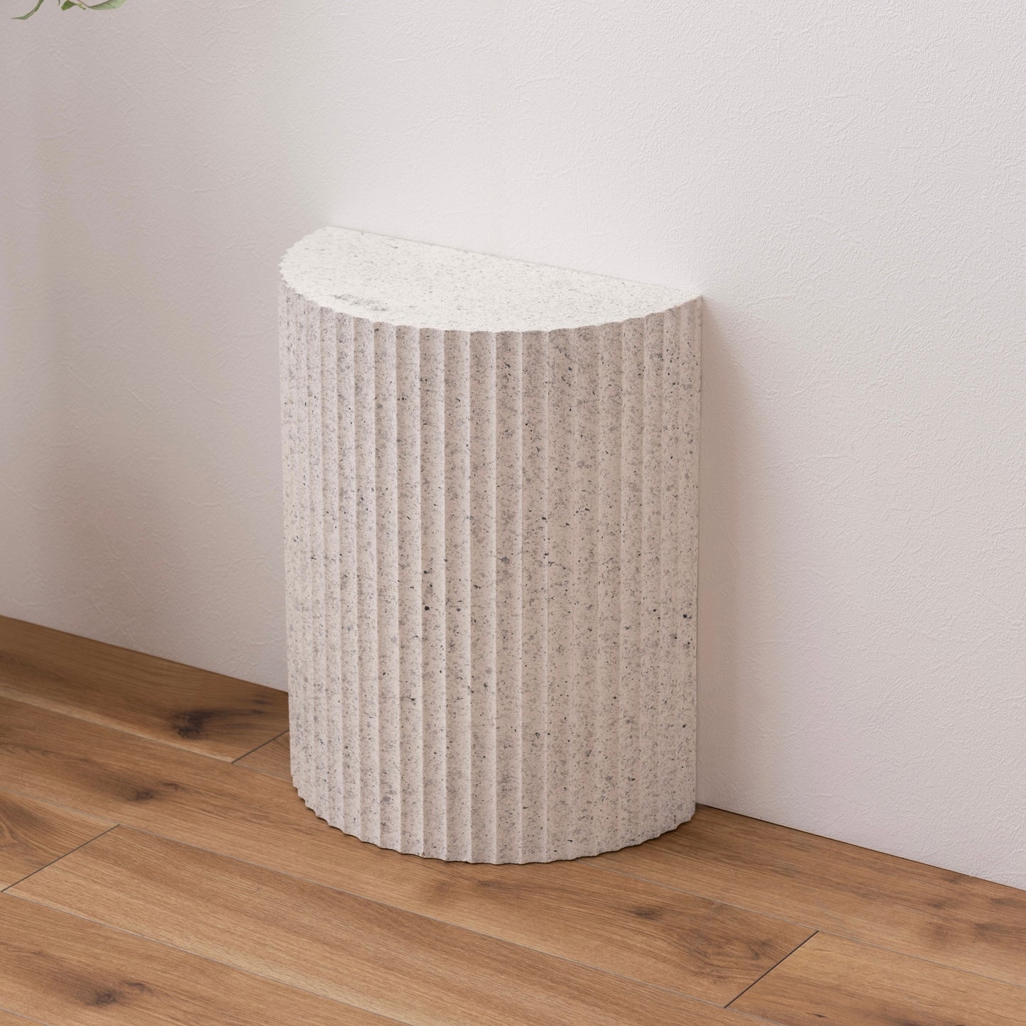 テラゾー柄の半円のスツール