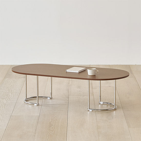 ウッド天板の楕円形のローテーブルがリビングに置かれている様子