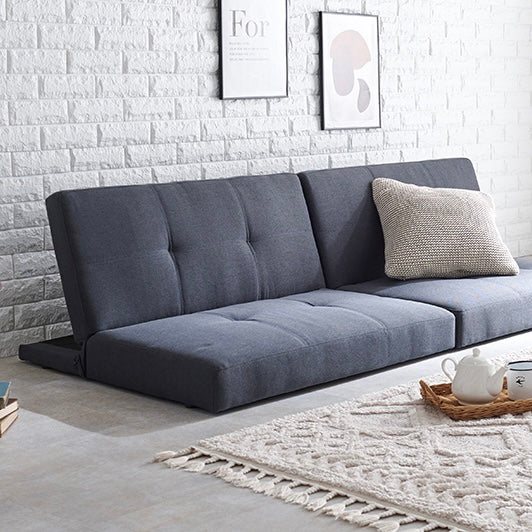 4wayで使えるリクライニング式のソファベッドがローソファとして使われている様子